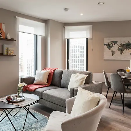 2 Bed Flats Near Station & Centre - Sleeps 6 Apartment *