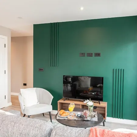 Apartment 2 Bed Flats Near Station & Centre - Sleeps 6 *