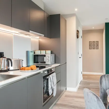 2 Bed Flats Near Station & Centre - Sleeps 6
