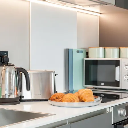 2 Bed Flats Near Station & Centre - Sleeps 6 * Leeds (West Yorkshire)