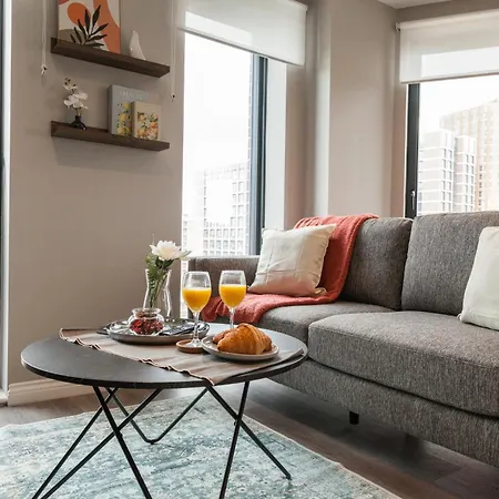 2 Bed Flats Near Station & Centre - Sleeps 6 *