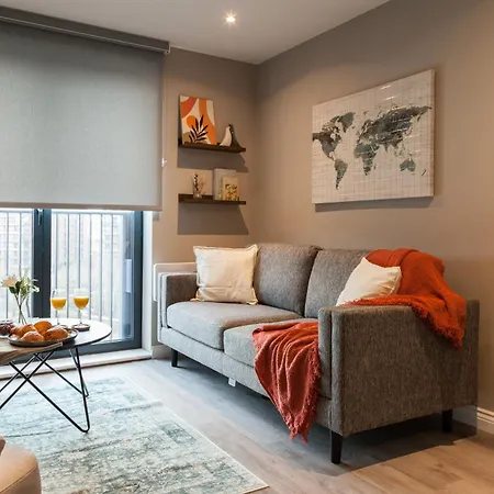 Apartment 2 Bed Flats Near Station & Centre - Sleeps 6 *