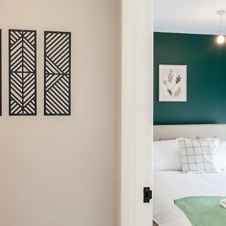 2 Bed Flats Near Station & Centre - Sleeps 6 * Leeds (West Yorkshire)