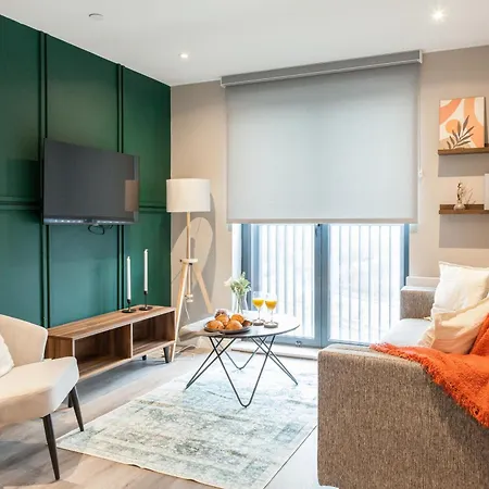 2 Bed Flats Near Station & Centre - Sleeps 6 Apartment *