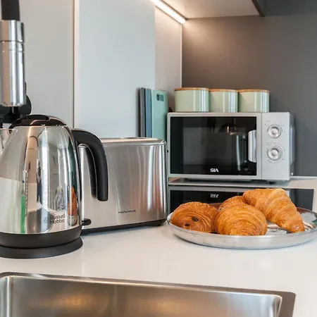 Apartment 2 Bed Flats Near Station & Centre - Sleeps 6 *