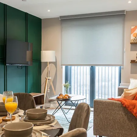 2 Bed Flats Near Station & Centre - Sleeps 6 Apartment