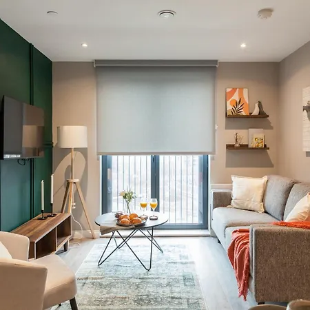 Apartment 2 Bed Flats Near Station & Centre - Sleeps 6