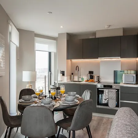2 Bed Flats Near Station & Centre - Sleeps 6 *