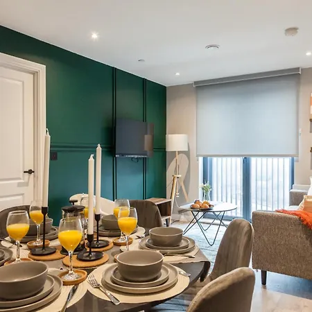 2 Bed Flats Near Station & Centre - Sleeps 6 *