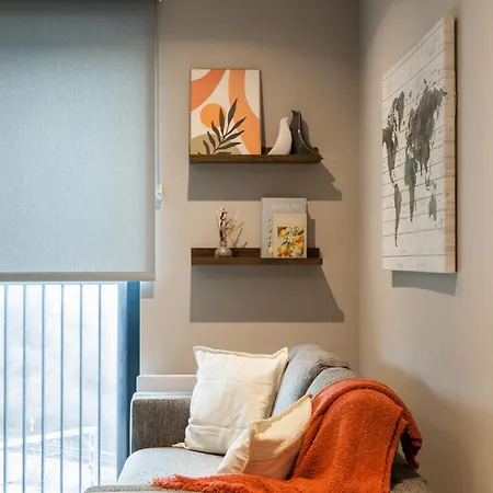 2 Bed Flats Near Station & Centre - Sleeps 6 *