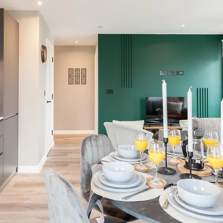2 Bed Flats Near Station & Centre - Sleeps 6 Apartment